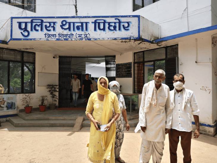 
                 शादी का झांसा देकर 99 हजार की ठगी, दो गिरफ्तार:फोनपे से रकम ऐंठने के बाद दुल्हन को ले भागे, पिछोर पुलिस ने पकड़ा, साथी फरार 
            