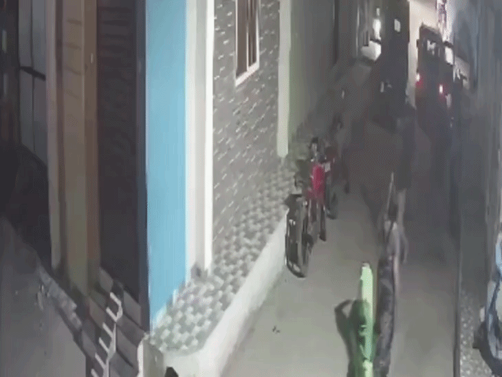 
                 इंदौर में घर पर हमले का VIDEO:पुराने विवाद में पथराव और तोड़फोड़; पुलिस ने 4 आरोपियों को गिरफ्तार किया 
            