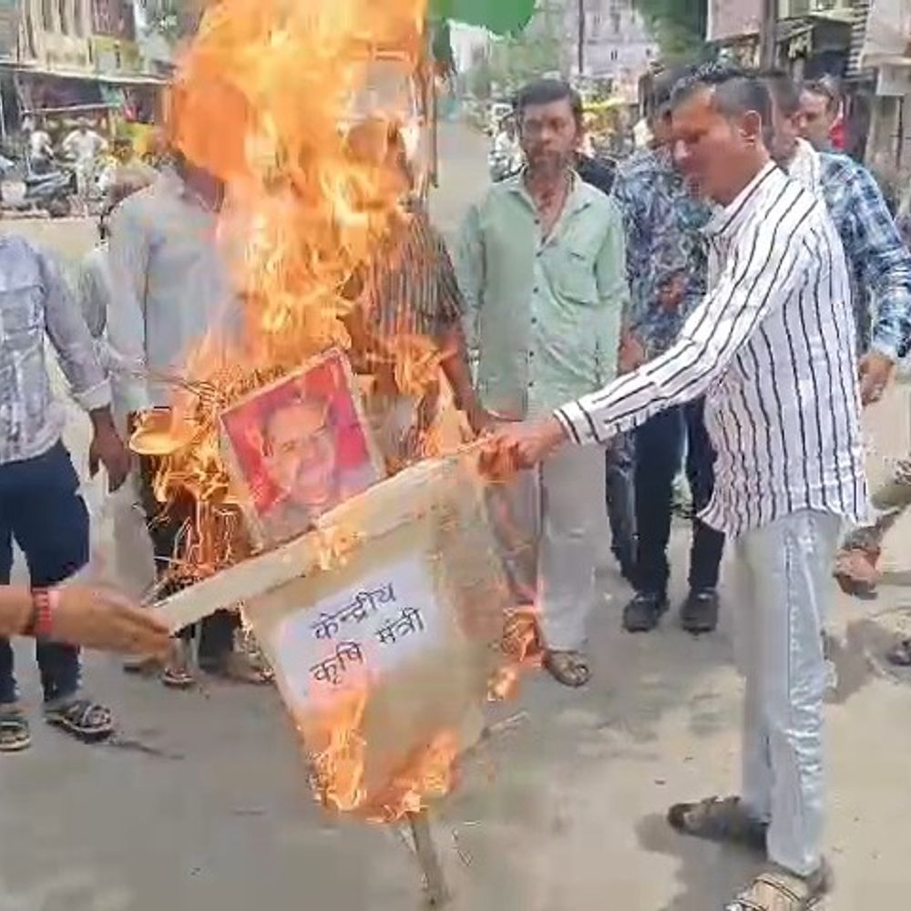 
                 किसान कांग्रेस ने शिवराज सिंह चौहान का पुतला फूंका:मोहन बड़ोदिया में खाद-बीज की कमी पर विरोध प्रदर्शन किया 
            