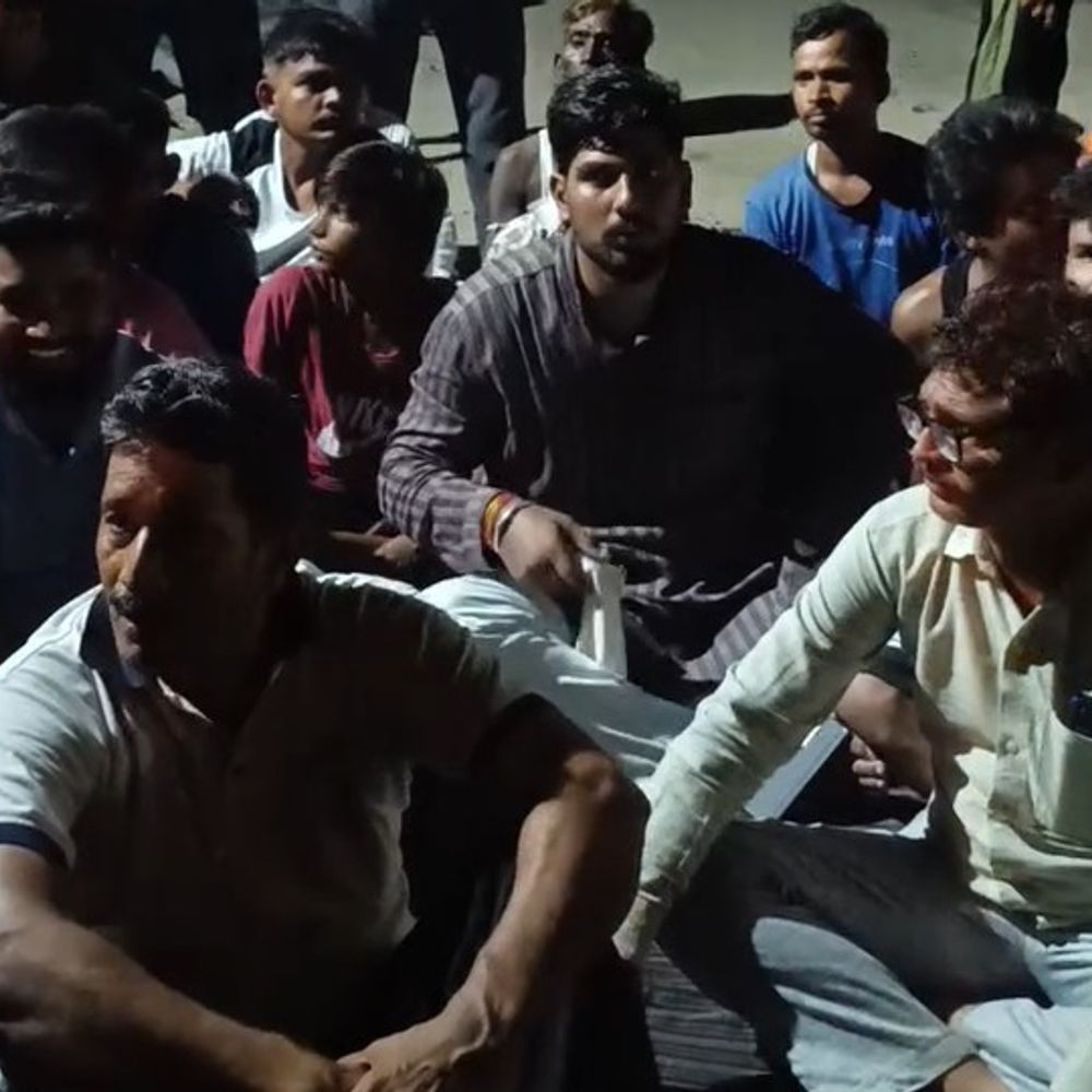 मथुरा में बिजली कटौती के विरोध में प्रदर्शन:बिजली घर का घेराव किया, सप्लाई बहाल करने की मांग