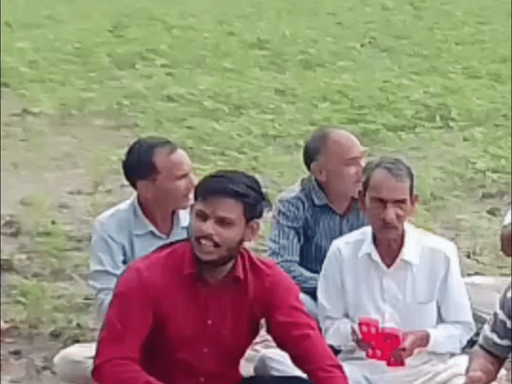 
                 सूखती फसलों के बीच किसानों ने किया इंद्रदेव का भजन:सीहोर में बारिश की प्रार्थना के बीच छाए बादल, बूंदाबांदी शुरू होते ही गूंजे जयकारे 
            