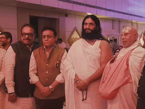 अयोध्या में 225 उद्यमियों की भजन संध्या:स्वाती मिश्रा के भजनों पर झूमे श्रद्धालु, वैष्णवी शर्मा की काव्य प्रस्तुति ने बांधा समा