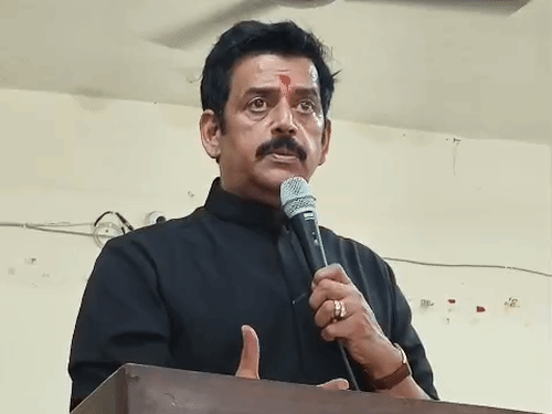 रवि किशन ने प्रोफेसर ऑफ प्रैक्टिस बन पहली क्लास ली:DDU के स्टूडेंट्स से बोले- हमरे क्लास में बदमाशी ना चली