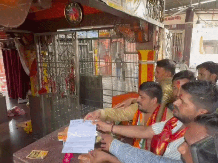 राम मंदिर के चढ़ावे में हेर-फेर, कांग्रेस का दंडवत प्रदर्शन:रंगबाड़ी बालाजी को न्यायकर्ता मानकर सौंपा ज्ञापन; भ्रष्टाचारियों को संरक्षण देने का लगाया आरोप