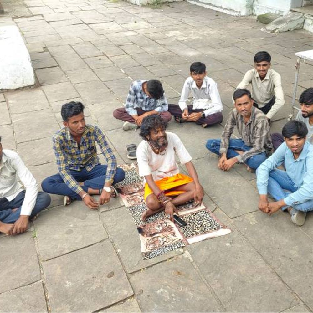 
                 बीमार गाय की मौत पर पशु चिकित्सा कार्यालय में हंगामा:इलाज नहीं मिलने का आरोप; राजगढ़ में अफसर बोले- डॉक्टर को थप्पड़ जमाना 
            