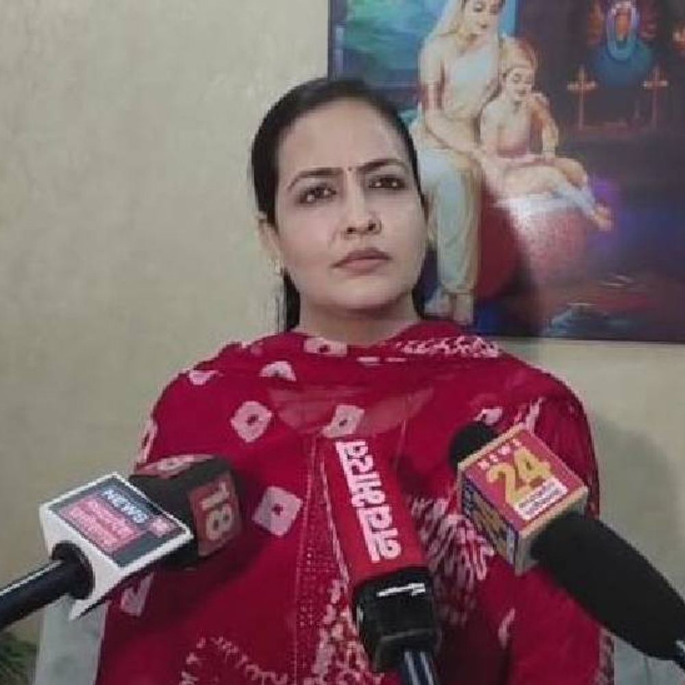 भगवान श्रीकृष्ण पर टिप्पणी को लेकर इंदौर में विरोध:भय्यू महाराज की पत्नी ने मौलाना के खिलाफ FIR की मांग की; वकीलों ने भी सौंपा ज्ञापन