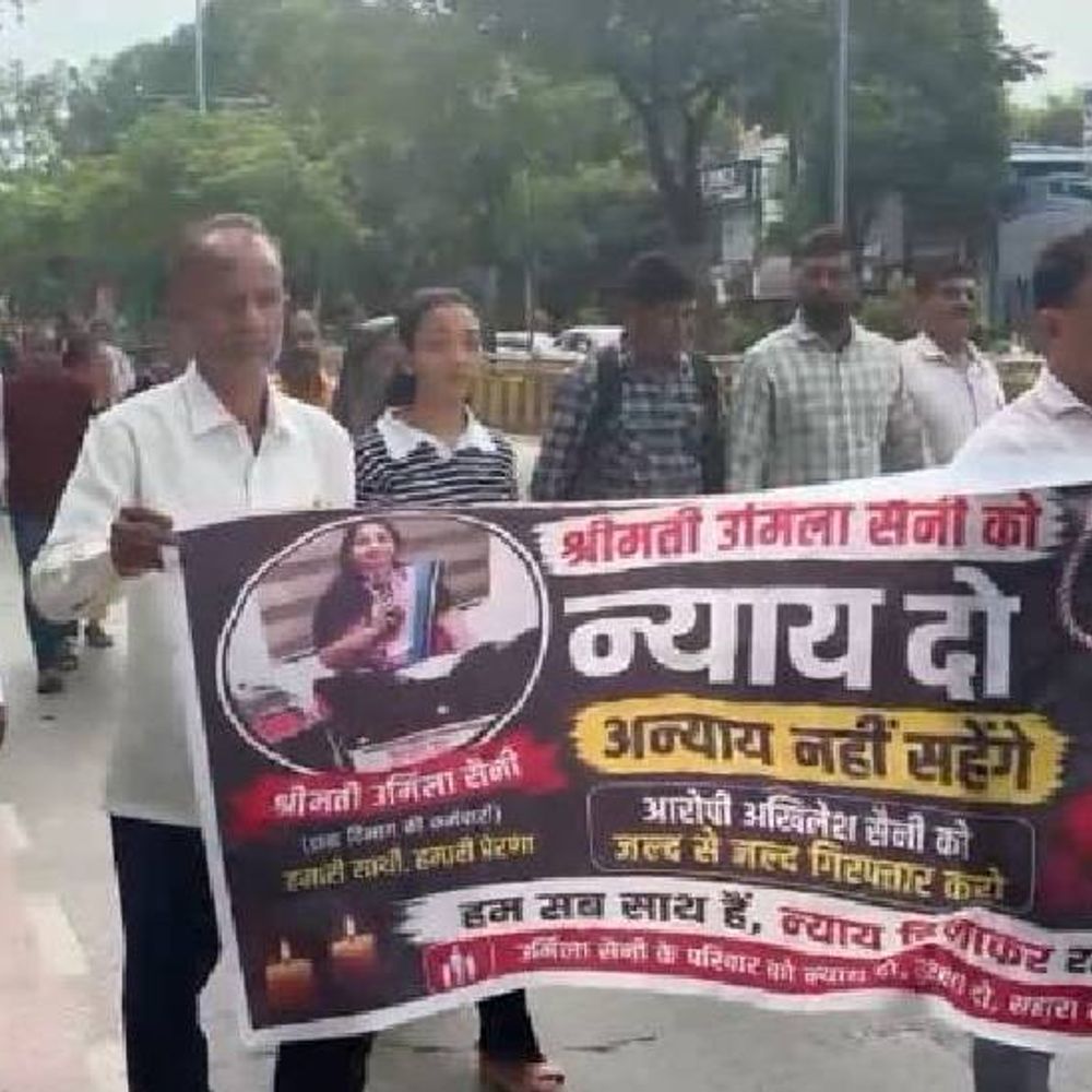 
                 उर्मिला हत्याकांड- आरोपी की गिरफ्तारी न होने से नाराज परिजन:न्याय की मांग लेकर सड़क पर उतरे डाक विभाग के कर्मचारी; बेटी बोली- पापा को गिरफ्तार करो 
            