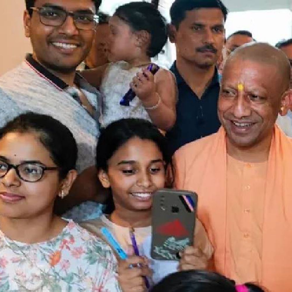 गाजियाबाद में बहन से मिलने घर पहुंचे सीएम योगी:हालचाल पूछा, बच्चों के साथ फोटो खिंचाई,गेस्ट हाउस में चने की दाल- तोरई की सब्जी खाई