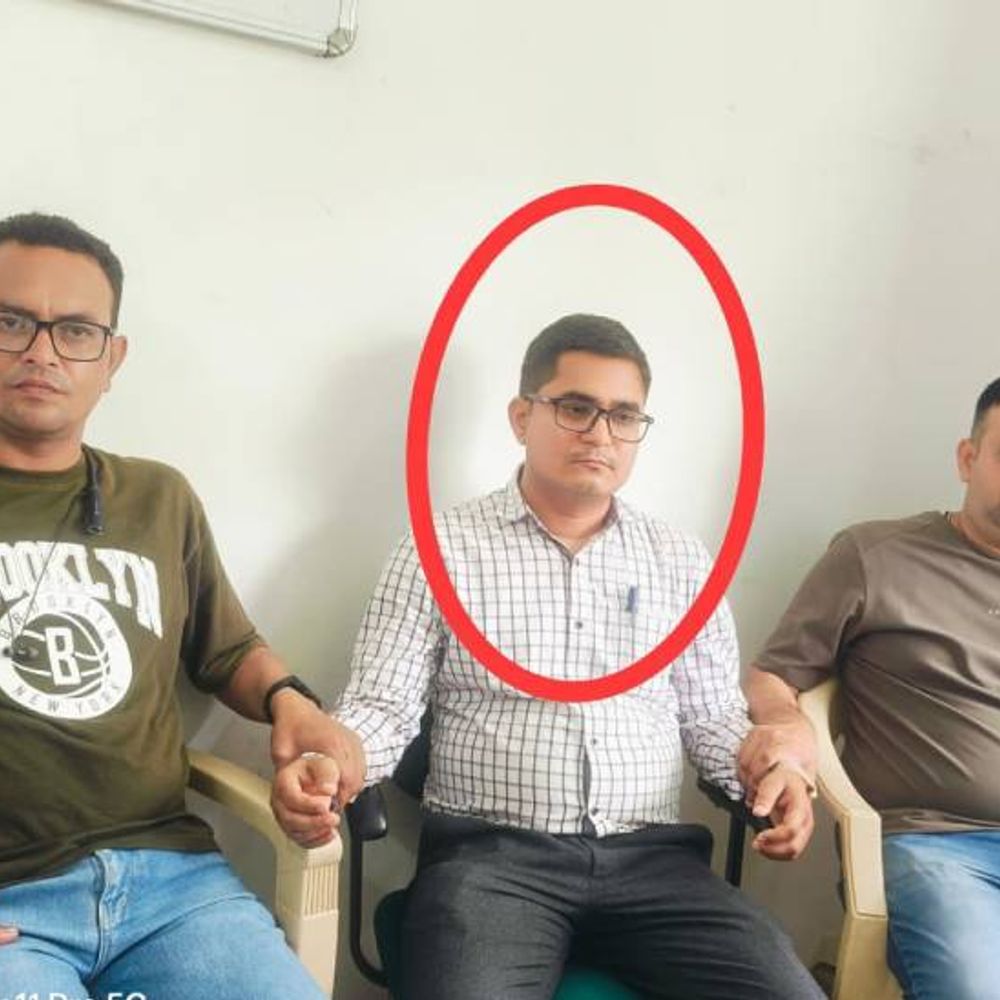 
                 सोलर पैनल की फाइल बढ़ाने के लिए मांगी रिश्वत:इंदौर में 40 हजार रुपए की रिश्वत लेते जूनियर इंजीनियर गिरफ्तार; लोकायुक्त ने रंगे हाथ दबोचा 
            