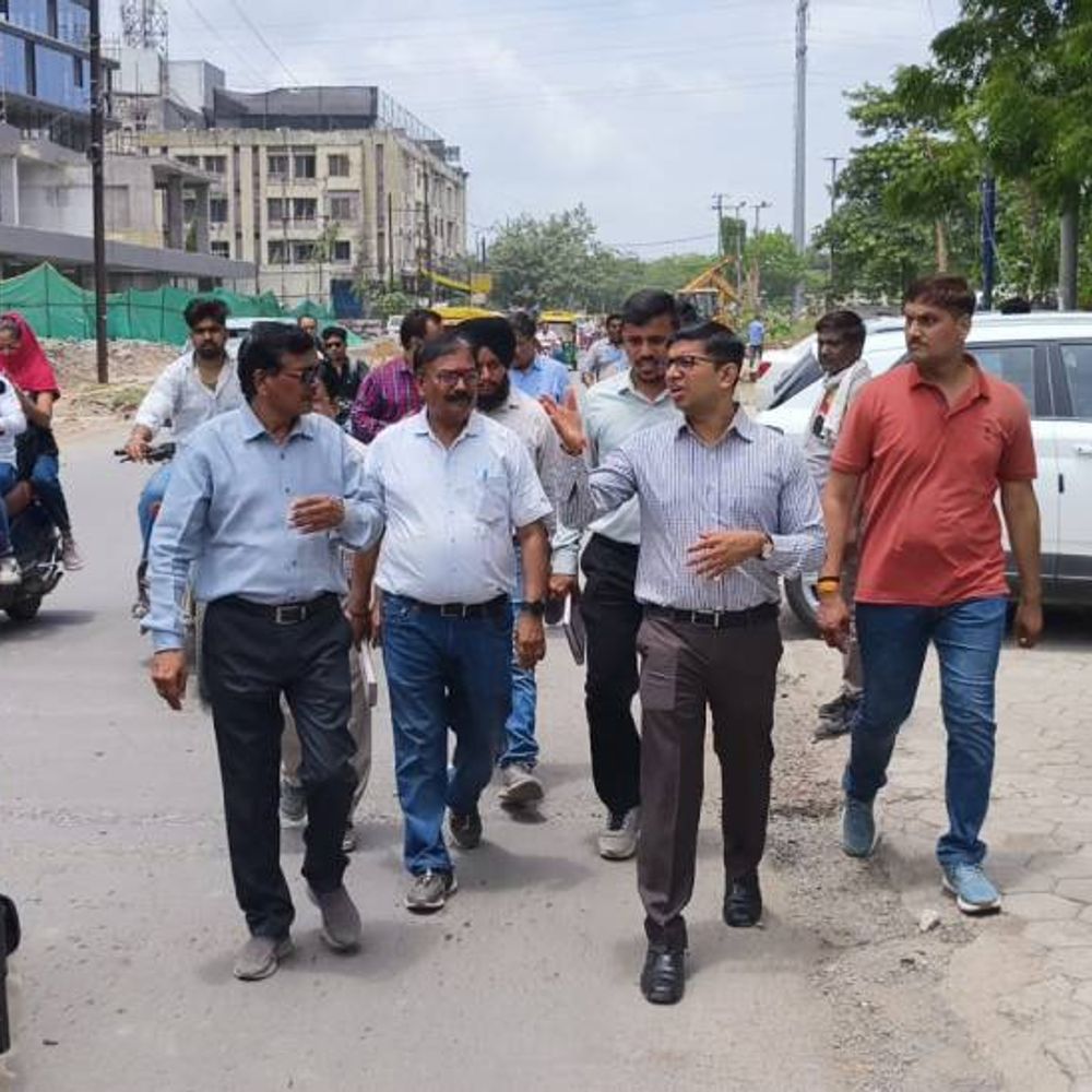 
                 पुलिया का काम शुरू नहीं करने पर एजेंसी को फटकारा:निगम कमिश्नर बोले- काम की स्पीड तेज नहीं की तो रोज लगेगी पेनल्टी 
            