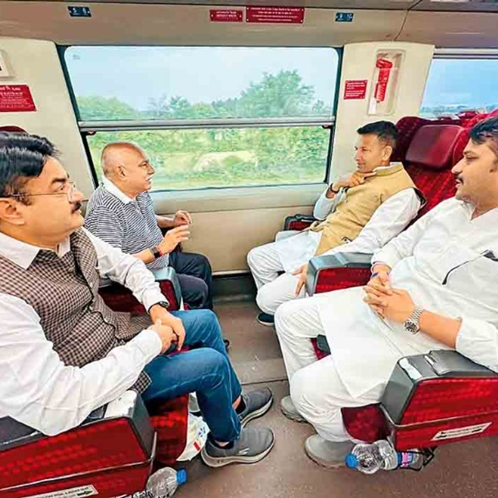 दतिया विधानसभा उपचुनाव:वंदे भारत ट्रेन में साथ दिखे भाजपा-कांग्रेस प्रदेशाध्यक्ष खंडेलवाल व पटवारी