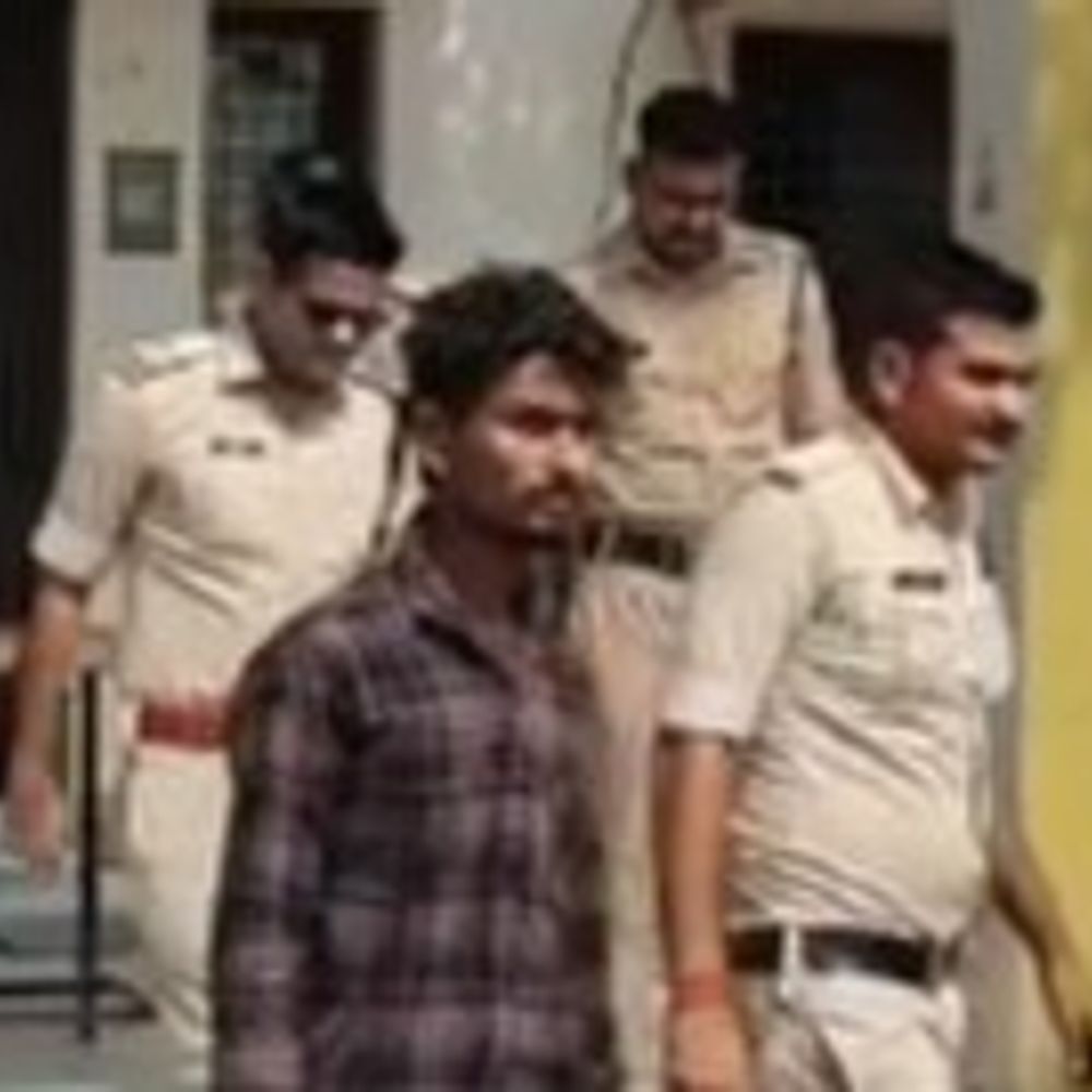 
                 रेप और ब्लैकमेलिंग का आरोपी गिरफ्तार:पन्ना में वीडियो वायरल करने की धमकी देकर किया शोषण, जेल भेजा 
            
