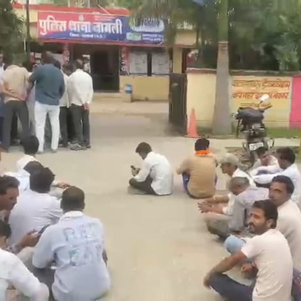 भैंस चोरी पर भड़के ग्रामीण, थाने के बाहर धरना:एक माह में 4 भैंस चोरी,पुलिस नहीं कर पाई तलाश; ग्रामीण बोले- गांव में असामाजिक तत्वों का डेरा