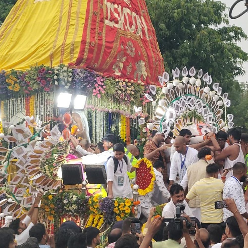 
                 'जय जगन्नाथ' के जयघोष के साथ निकली भव्य रथयात्रा:ग्वालियर में 42 फीट ऊंचे रथ के साथ उमड़े हजारों श्रद्धालु; विदेशी कीर्तन मंडल भी शामिल 
            