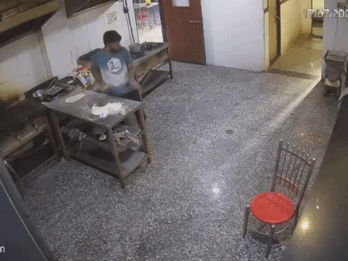 कोटा के बॉयज हॉस्टल में घुसा मगरमच्छ, VIDEO:मेस में खाना बना रहे कर्मचारी जान बचाकर भागे; स्टूडेंट्स में दहशत फैल गई