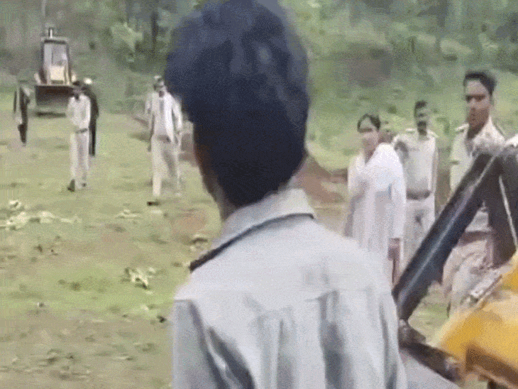
                 रसकुंडिया जंगल में वन विभाग की टीम पर हमला:काम करने गई टीम पर तलवार से वार, पथराव कर गाड़ियों के कांच फोड़े; 3 पर केस 
            