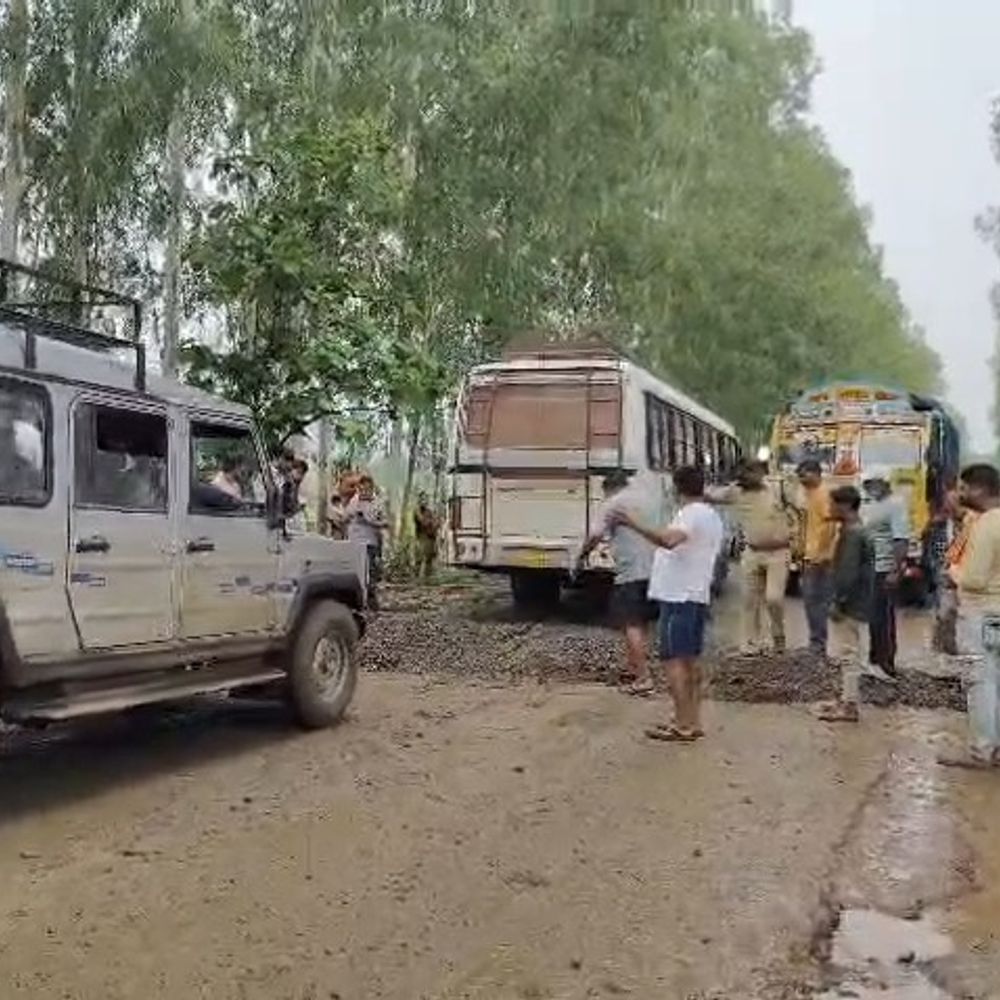 
                 डिंडौरी नेशनल हाईवे पर गड्ढे में फंसे बस-ट्रक:सैकड़ों वाहन 3 घंटे जाम में फंसे; जेसीबी से निकाला गया 
            