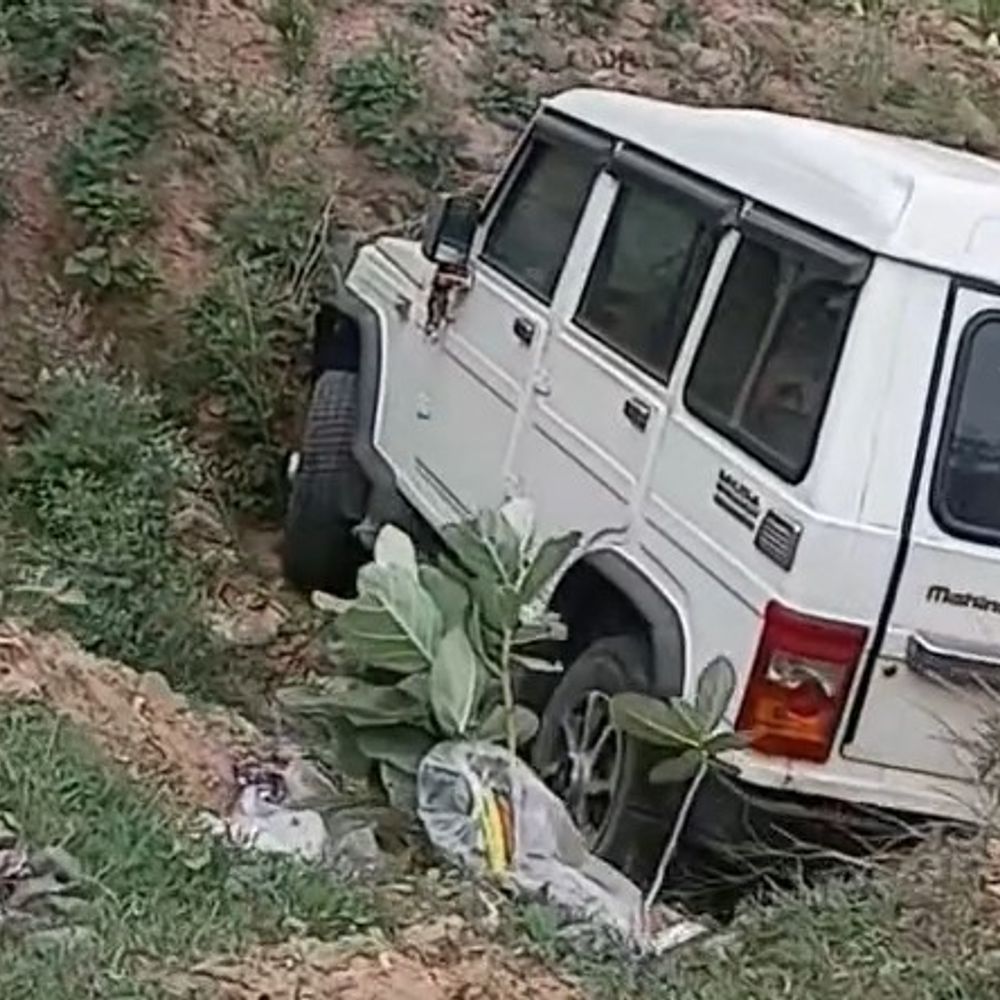 
                 एनएच-39 पर बोलेरो गड्ढे में गिरी:पुलिस ने कहा- नाबालिग कर रहा था ड्राइव, गड्ढे बने हादसे की वजह 
            