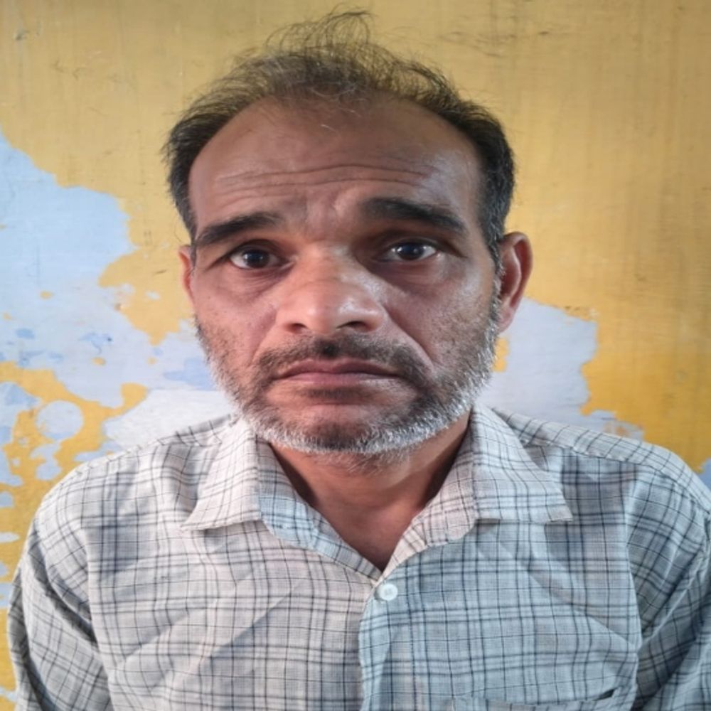 
                 दो साल से फरार हत्या का आरोपी दिल्ली से गिरफ्तार:जहांगीरपुरी में सिलाई मास्टर बनकर छिपा था, कोर्ट की डेडलाइन से पहले पुलिस ने दबोचा 
            
