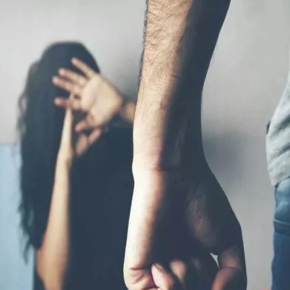 
                 ग्वालियर में मॉल के बाहर से युवती का अपहरण:तीन दिन तक कमरे में बंधक बनाकर किया दुष्कर्म; जान से मारने की दी धमकी, एक गिरफ्तार 
            