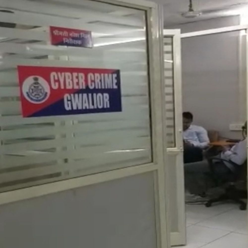 
                 मोबाइल हैक कर किसान के खाते से उड़ाए 1लाख ठगे:फोन अपने आप हुआ फॉर्मेट, दो दिन बाद बैंक स्टेटमेंट देखने पर सामने आई ठगी 
            