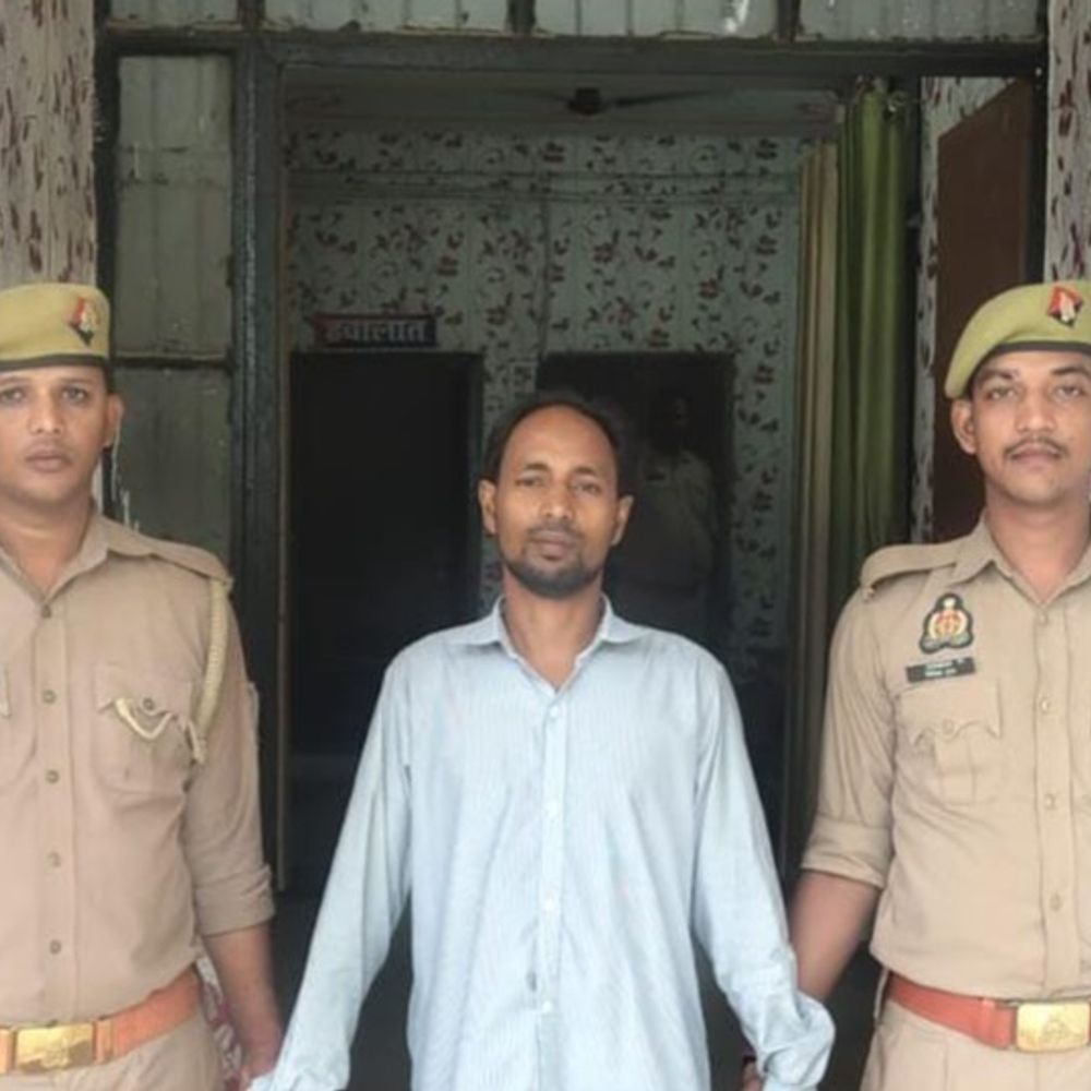 आजमगढ़ में फर्जी दस्तावेजों से बनवाए दो पासपोर्ट:अलग-अलग जन्मतिथि वाले प्रमाणपत्र लगाए, आरोपी गिरफ्तार