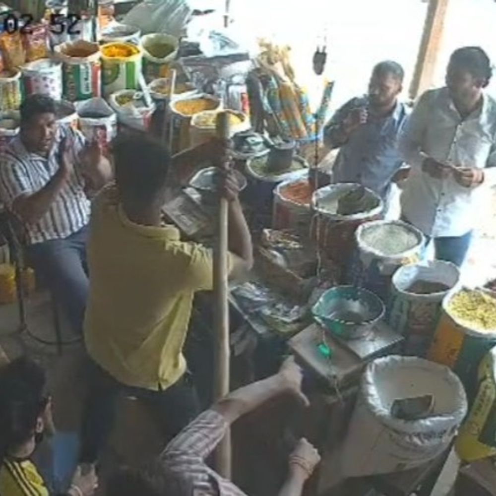 
                 मुरैना में किराना व्यापारी को दुकान में घुसकर पीटा, VIDEO:चार युवक आए, एक ने डंडे से मारा, दूसरे ने स्टूल दे मारा 
            
