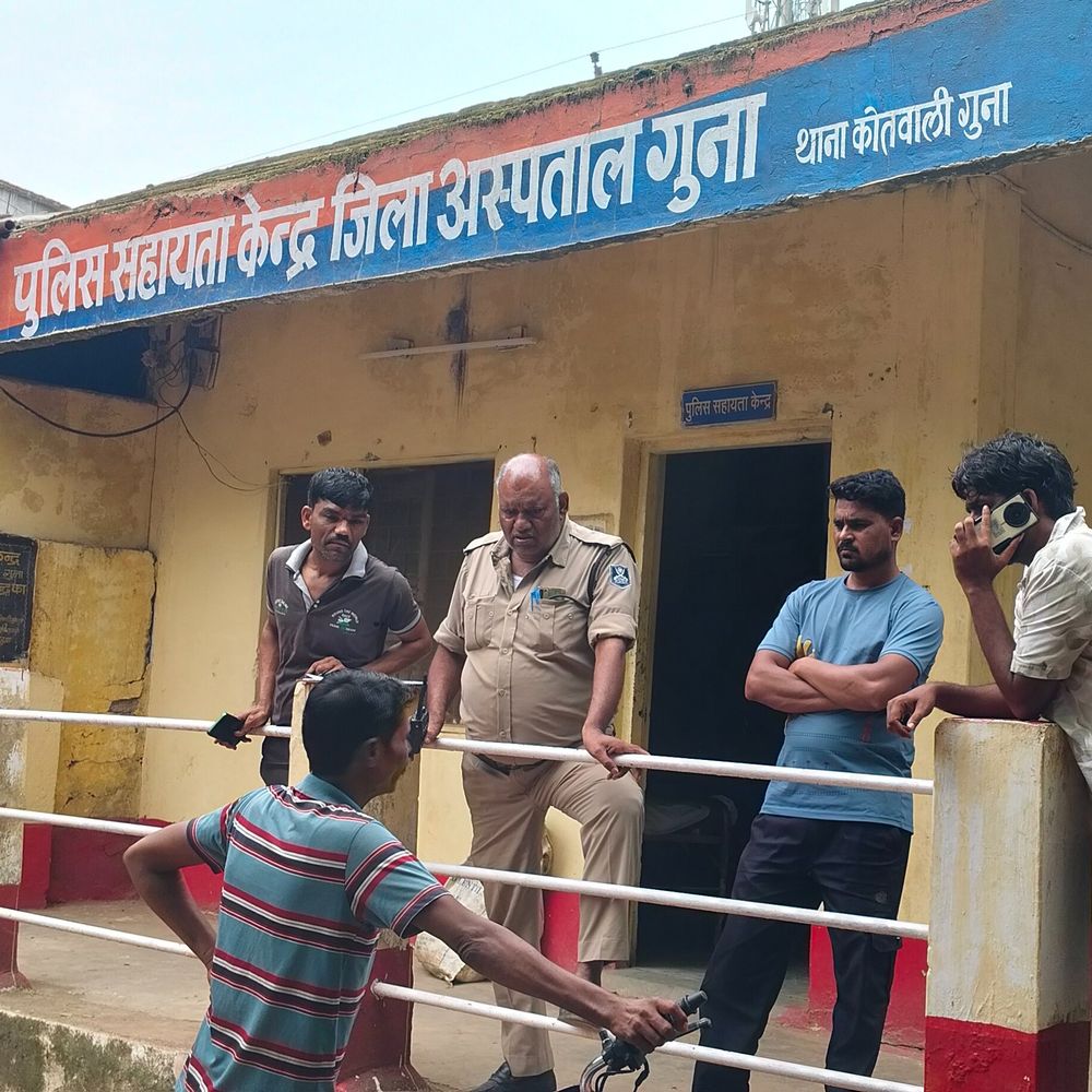 
                 तस्करी में शामिल कार ड्राइवर की हत्या का आरोप:गुना में परिजन बोले- मारकर फंदे पर लटकाया, भागते समय दंपती की बाइक को टक्कर मारी थी 
            