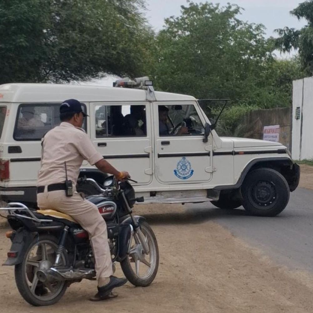 
                 शराबी युवकों ने महिला के चाकू से कपड़े फाड़े, पीटा:खंडवा में डायल 112 को देखकर भागे, टीआई की दबिश में दो धराएं 
            