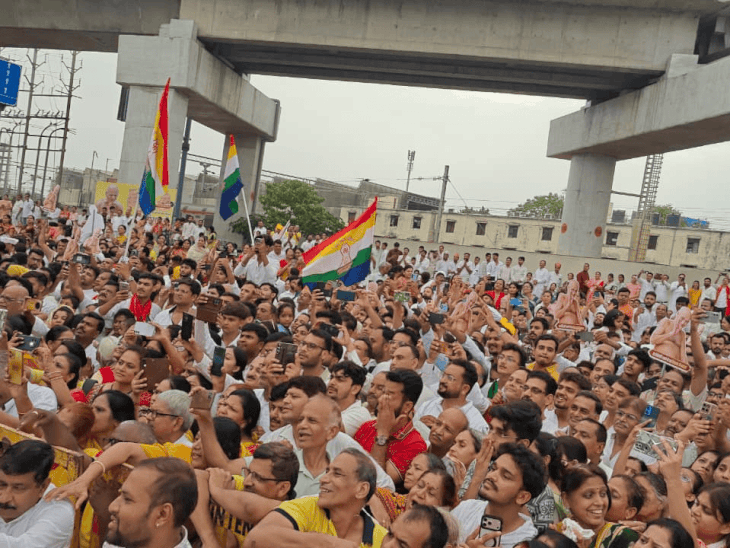 
                 चतुर्मास के लिए आचार्य समय सागर महाराज भोपाल पहुंचे:नारायण नगर मंदिर से निकली शोभायात्रा; महिलाएं, युवा, बच्चे सभी हुए शामिल 
            