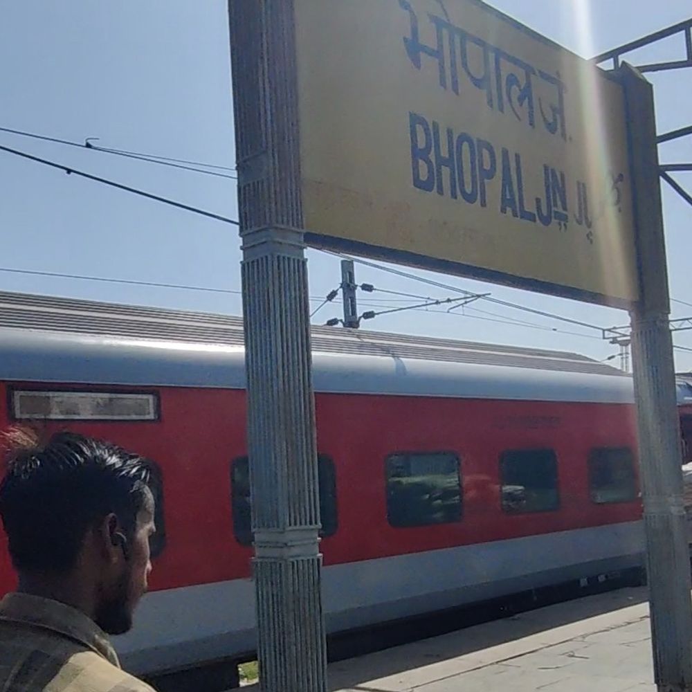 
                 रेलवे में नौकरी दिलाने के फर्जी विज्ञापनों से रहें सावधान:भोपाल मंडल ने जारी किया अलर्ट; कहा- RRB-RRC के अलावा किसी भर्ती पर न करें भरोसा 
            