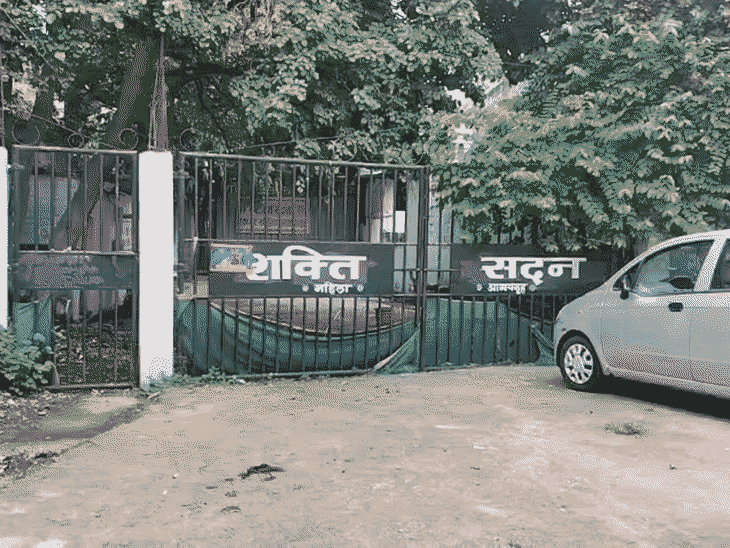 
                 बालिका गृह से लापता 5 नाबालिग केस में एसआईटी गठित:बीजेपी नेता की है संस्था, जांच करने पहुंचे पुलिस अफसर, बच्चियों से भी की बात 
            