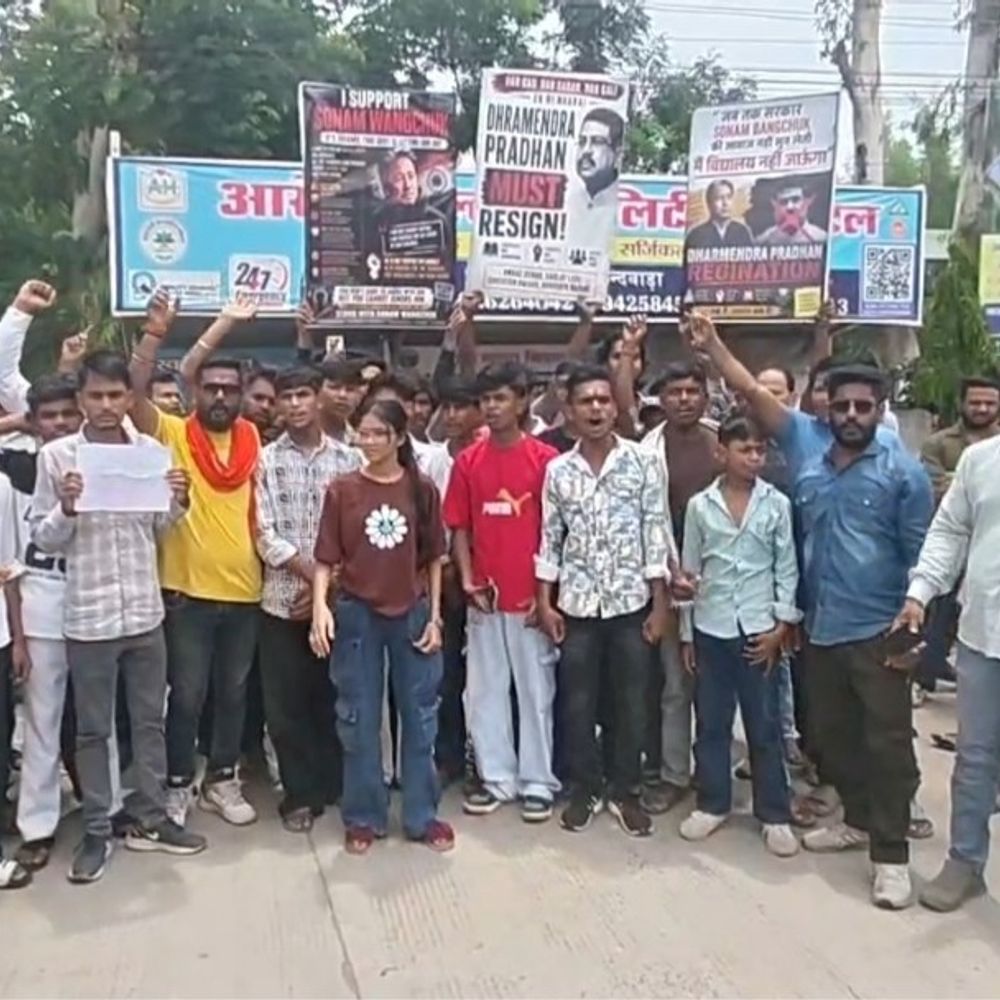 
                 छिंदवाड़ा में सोनम वांगचुक के समर्थन में छात्रों का प्रदर्शन:धर्मेंद्र प्रधान के इस्तीफे की मांग, बोले- पेपर लीक ने बर्बाद किया भविष्य 
            