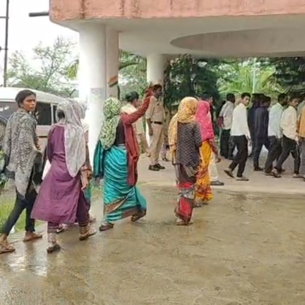 
                 छिंदवाड़ा में जमीनी विवाद बना खूनी खेल:कोर्ट केस जीतने की कीमत जान देकर चुकाई, घर में घुसकर पति की हत्या; पत्नी गंभीर, 13 आरोपी 
            