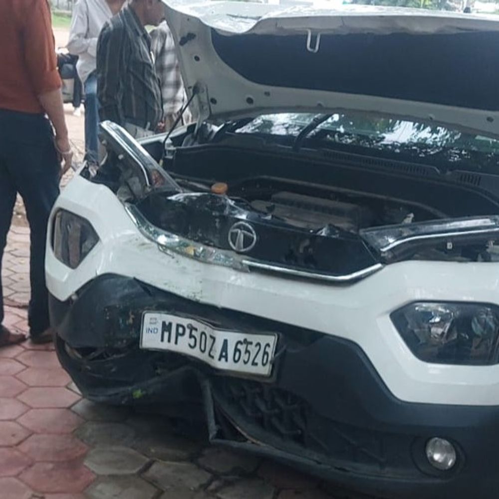 
                 कलेक्टर ऑफिस के सामने बड़ा हादसा टला:रेलिंग तोड़ पार्क में घुसी तेज रफ्तार कार, पेड़ से टकराई; एयरबैग खुलने से चालक बचा 
            