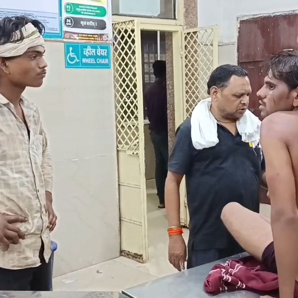 
                 दमोह में जमीन विवाद में दो पक्ष भिड़े:बुजुर्ग महिला समेत तीन घायल, अस्पताल में भर्ती; दोनों पक्षों ने शिकायत दर्ज कराई 
            