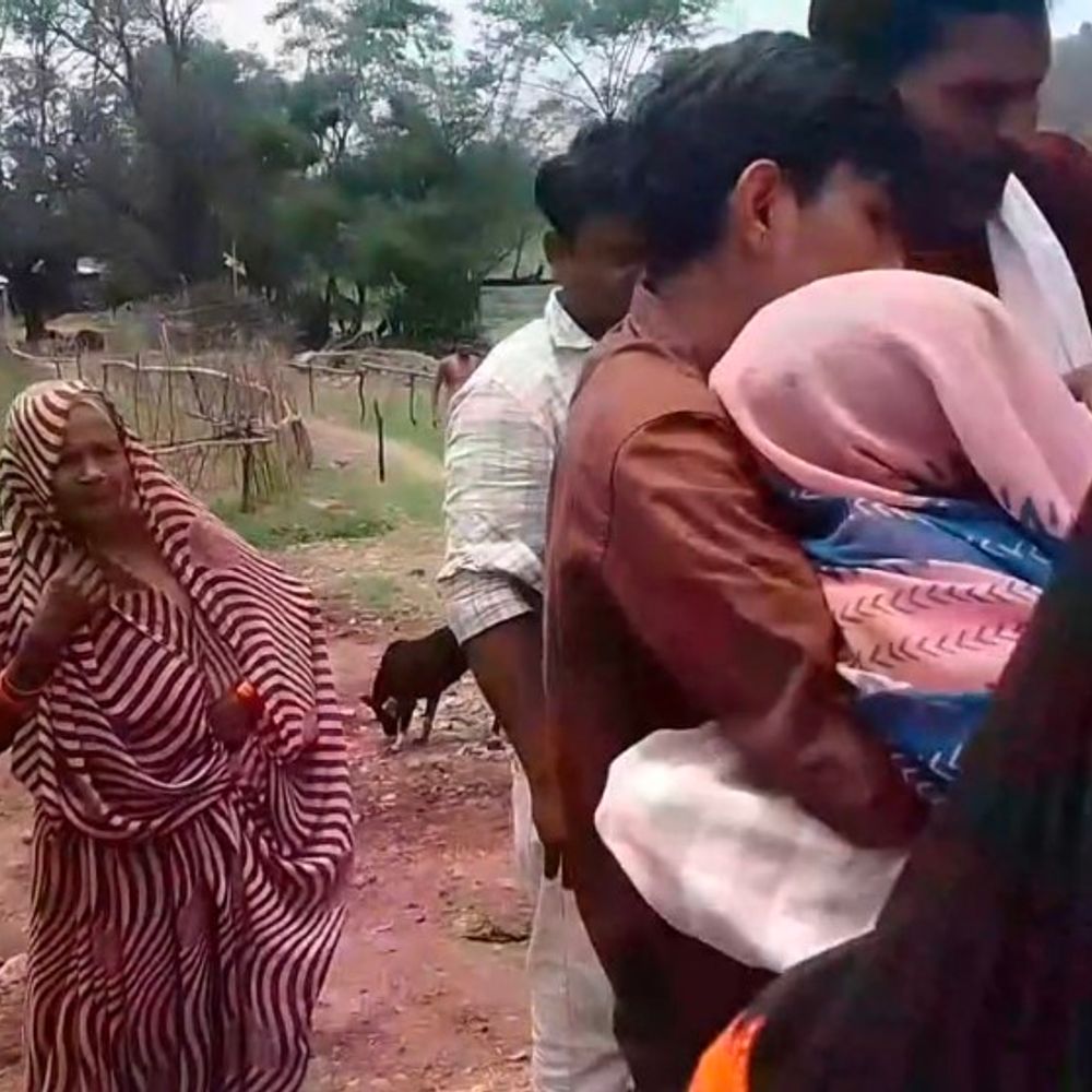 
                 कमरे की सफाई करते महिला को कोबरा ने डसा:हालत बिगड़ने पर जिला अस्पताल में भर्ती; डॉक्टर बोले- समय पर इलाज से बची जान 
            