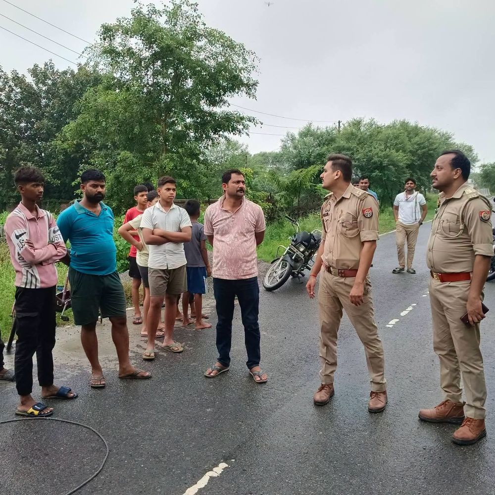 गाजीपुर में पुलिस-गोतस्कर मुठभेड़:ट्रक रोकने पर तस्करों ने की फायरिंग, एक के पैर में लगी गोली