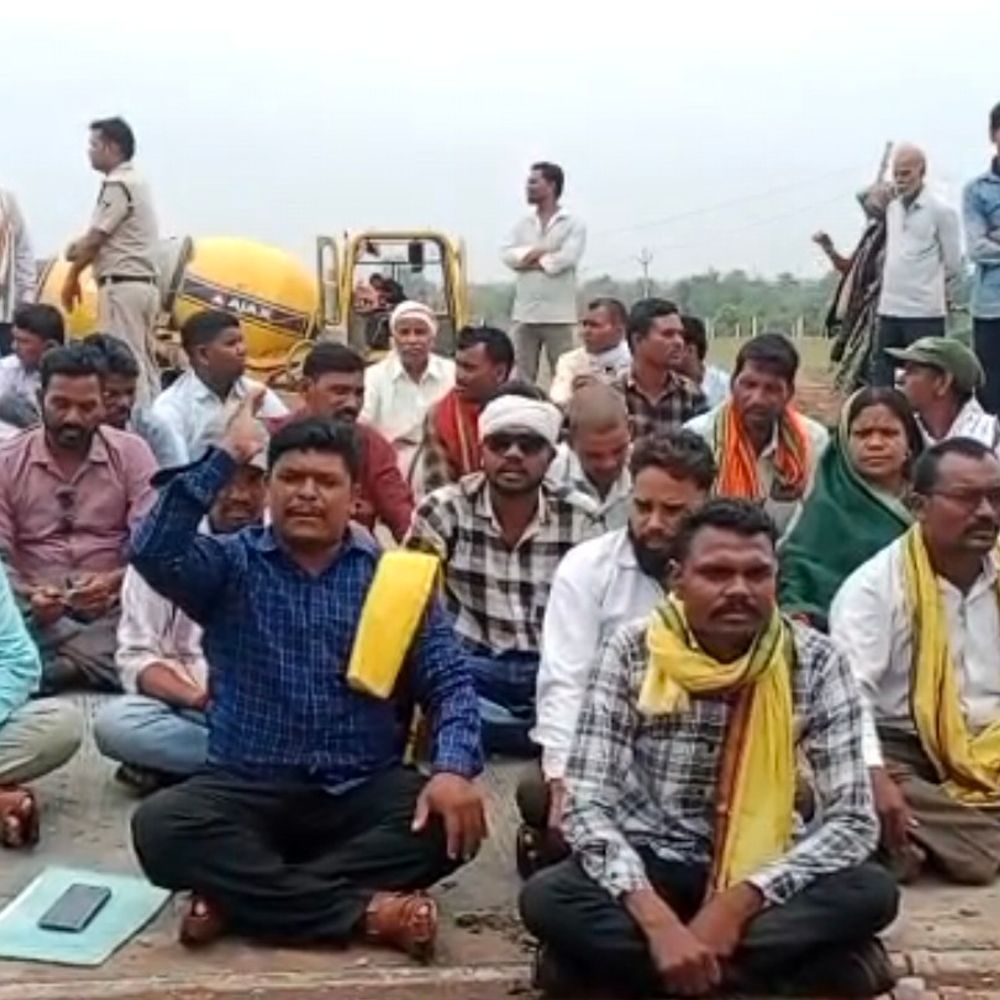 
                 कटनी: शबरी कन्या परिषद में दूषित भोजन-11 छात्राएं बीमार:एक की हालत गंभीर, हॉस्टल के बाहर सड़क पर बैठे परिजन 
            