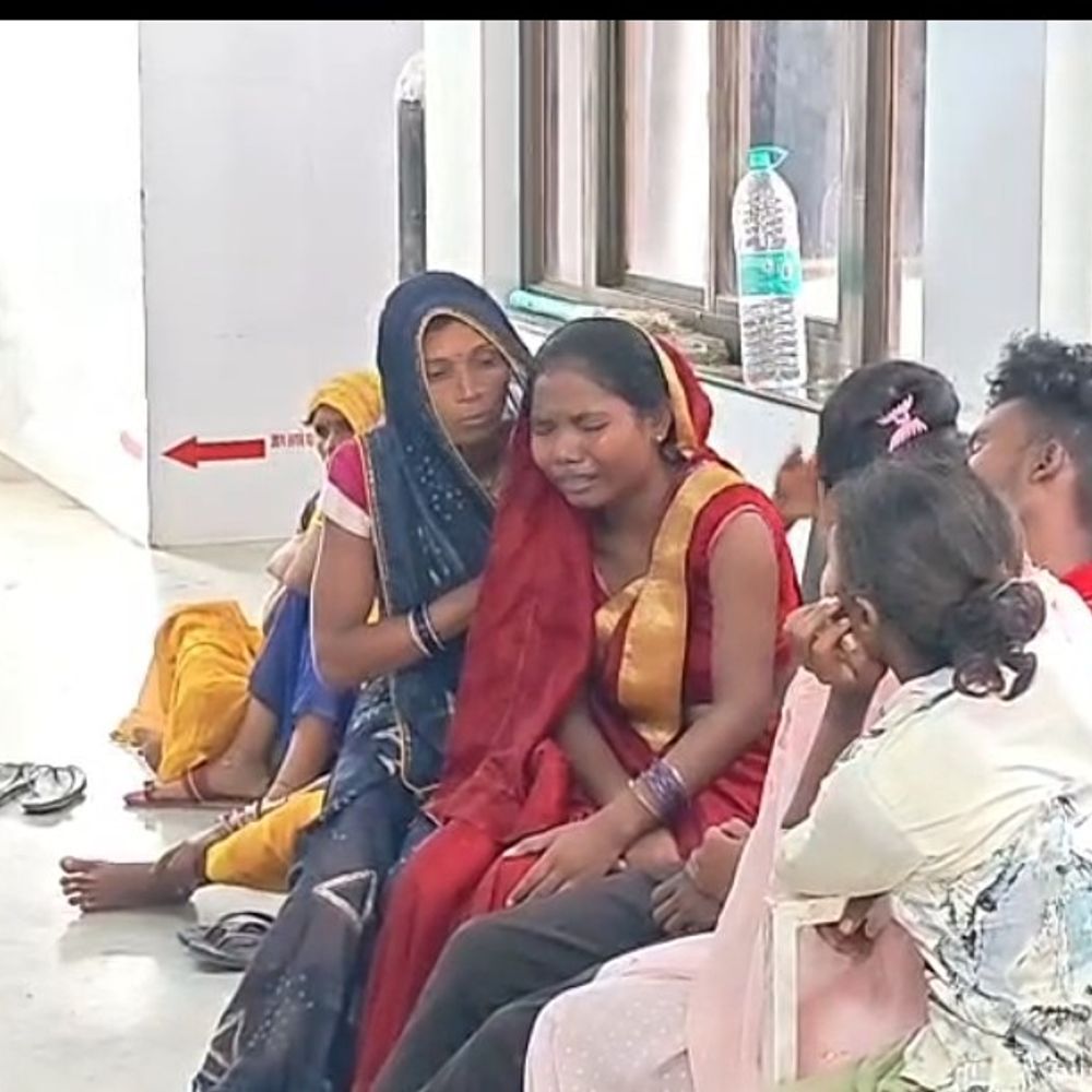
                 कुत्ते को बचाने में फिसली बाइक, महिला की मौत:सिर में गंभीर चोट लगने से तोड़ा दम; उमरिया के मुदरिया के पास हादसा 
            