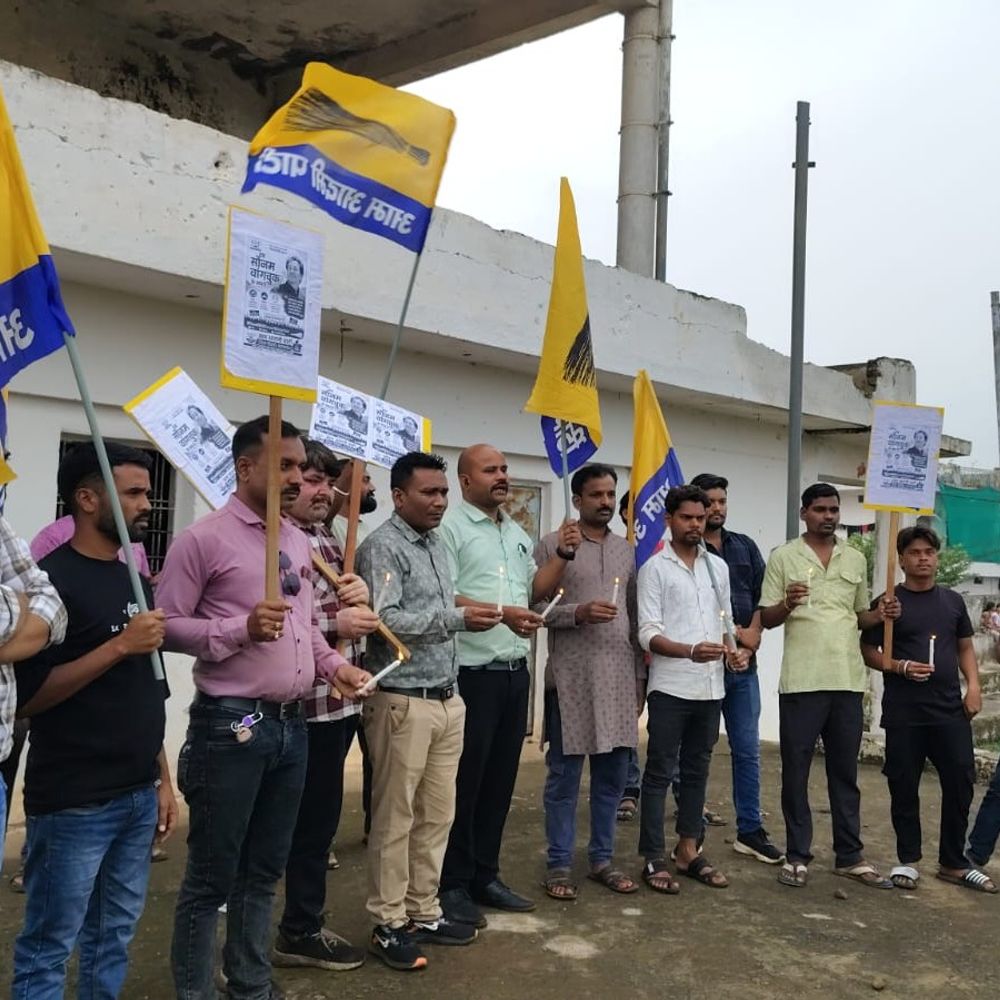 
                 डिंडोरी में आप कार्यकर्ताओं का कैंडल मार्च:सोनम वांगचुक का किया समर्थन, दिल्ली पुलिस कार्रवाई का विरोध 
            