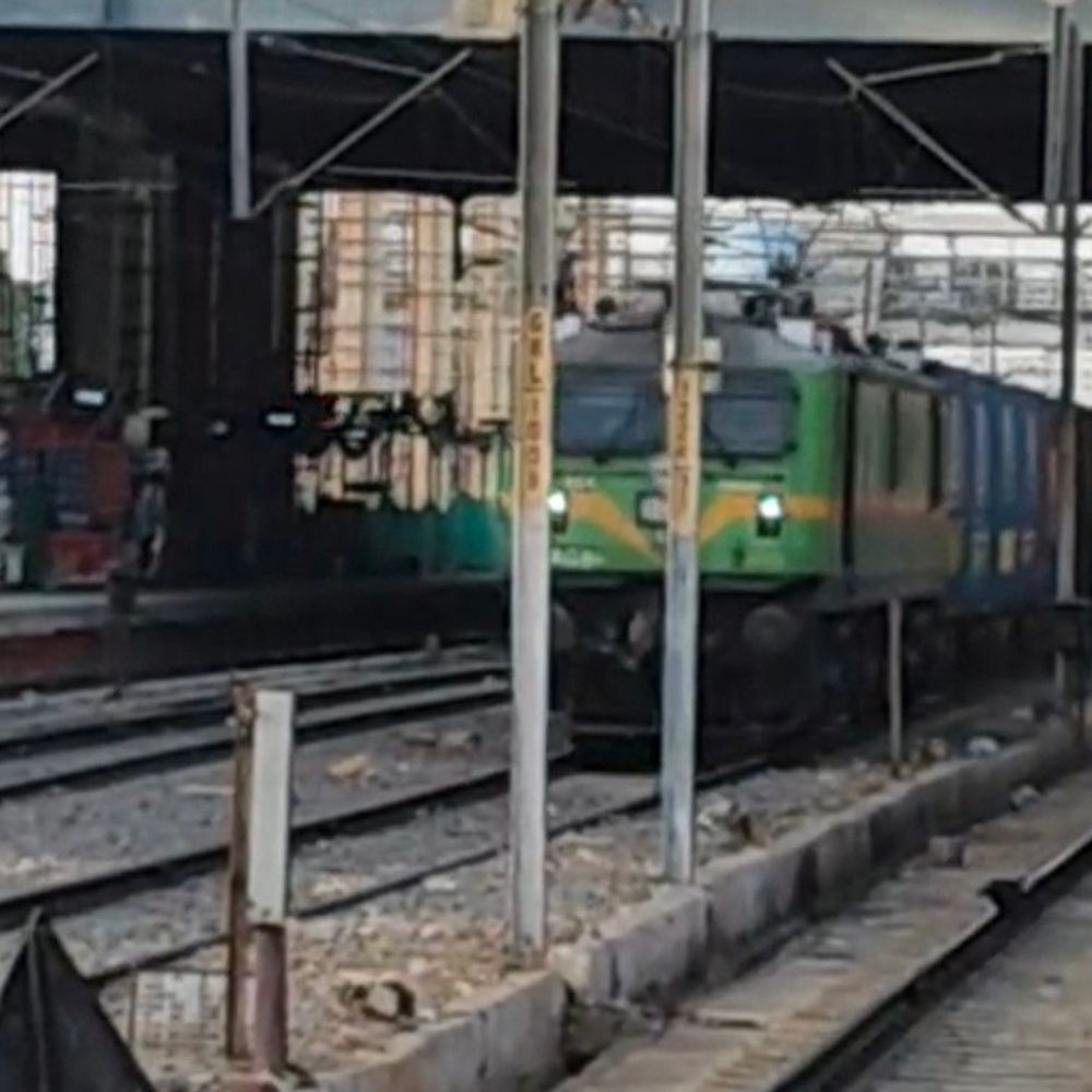 
                 रेल लाइन दोहरीकरण से कई ट्रेनें निरस्त, रूट भी बदले:नॉन-इंटरलॉकिंग का चल रहा काम, यात्रा से पहले ट्रेन का अपडेट जरूर देखें 
            