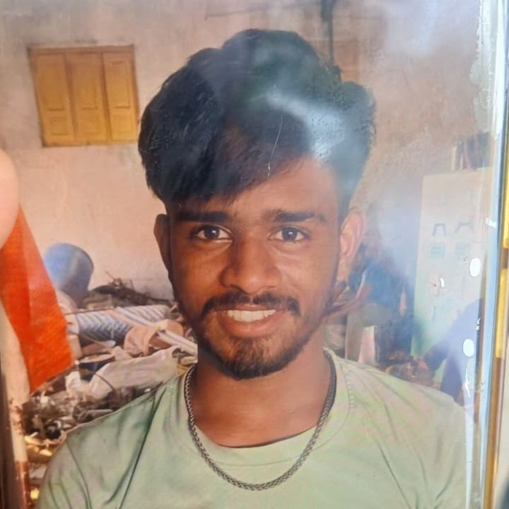 
                 पोल पर काम कर रहे कर्मी की करंट से मौत:देवास में हादसा, परमिट पर दावे अलग-अलग; कंपनी ने बताया अनाधिकृत व्यक्ति 
            
