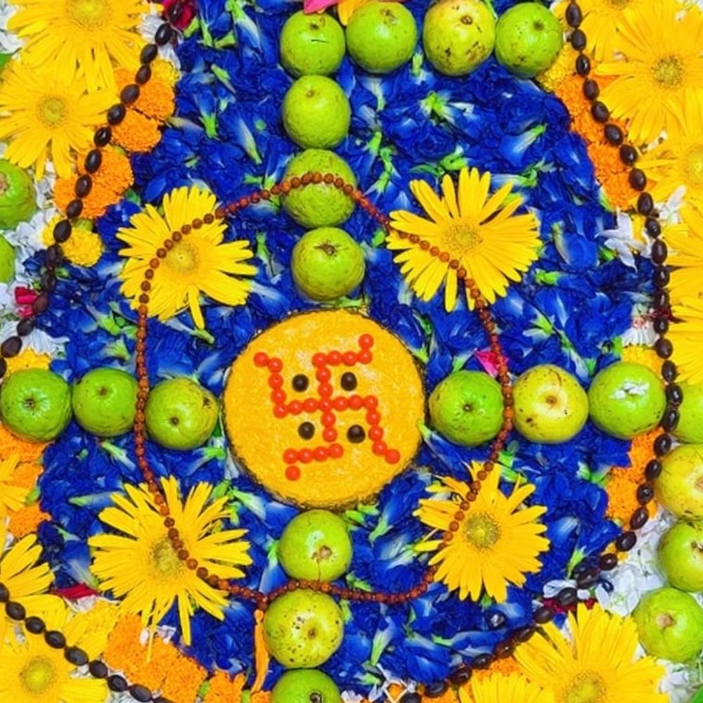 नीले और गुलाबी फूलों में विराजे बाबा आनंदेश्वर:शिवलिंग पर सजाए जरबेरा के फूल, वेदी पर चंदन के स्वास्तिक के साथ लगा फलों का महाभोग