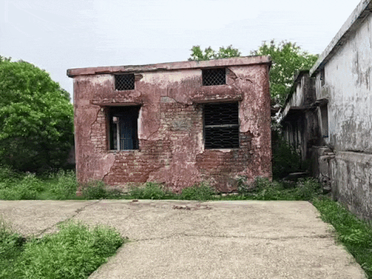 
                 रीवा में 700 बच्चों की जान पर खतरा:जर्जर स्कूल भवन की मरम्मत 8 महीने से अटकी, 25 लाख की स्वीकृति फिर भी नहीं हुआ काम 
            