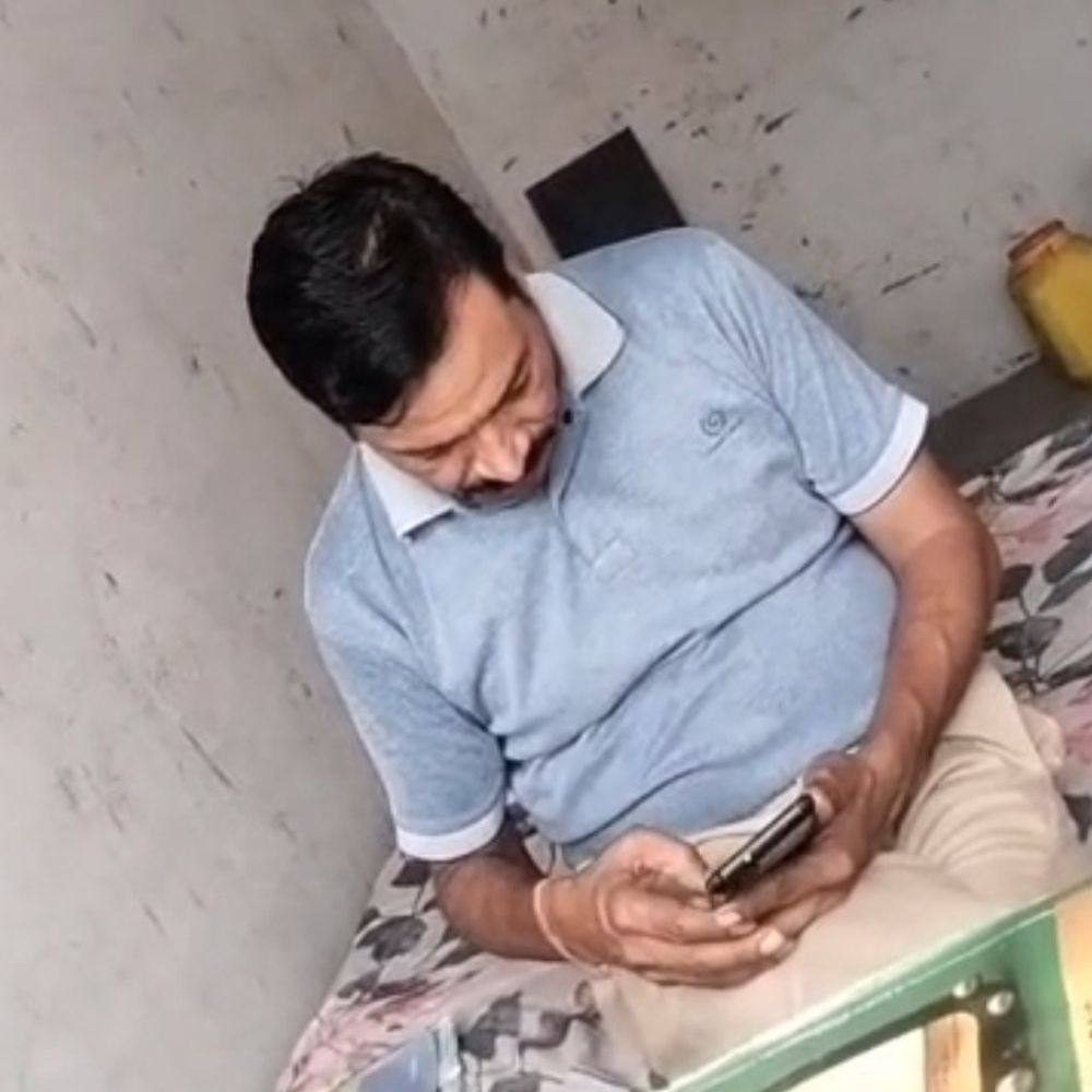 
                 रीवा में लोही ब्रिज पर खुलेआम शराब बिक्री का VIDEO:नशामुक्त अभियान के बीच अवैध बिक्री के दावे से सवाल; कार्रवाई की मांग 
            