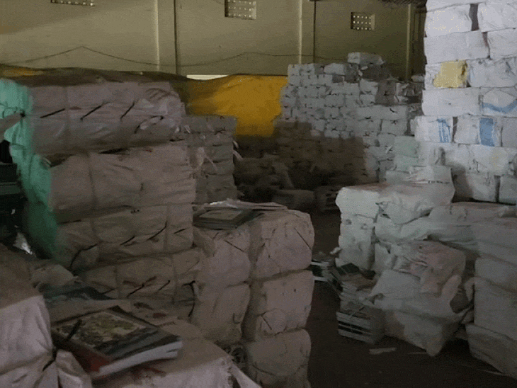
                 रीवा में सरकारी स्कूलों की 450 बंडल मुफ्त किताबें गायब:एफआईआर दर्ज; भोपाल की टीम जांच में जुटी 
            