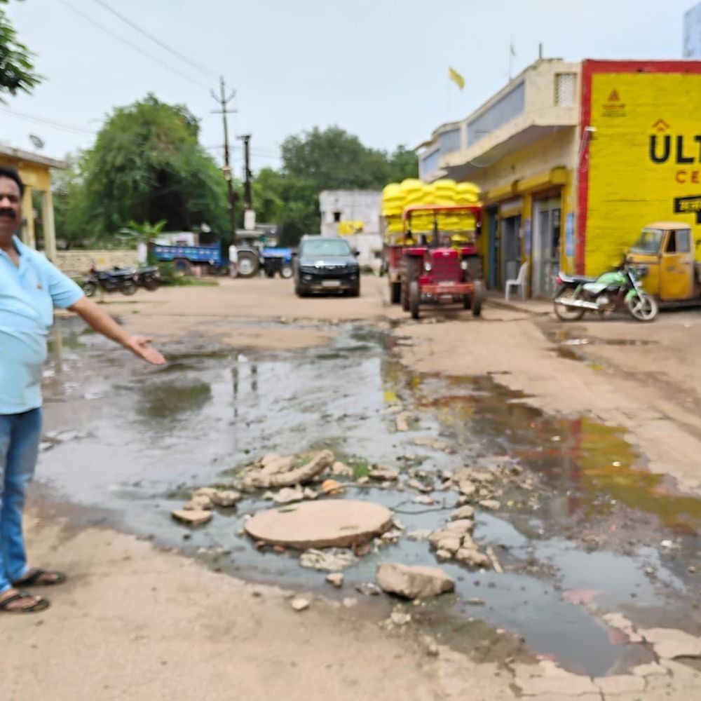 
                 तीन माह से सीवर फेल, गंदगी-बदबू से लोग परेशान:कई शिकायतों और सीएम हेल्पलाइन के बावजूद समाधान नहीं,रहवासियों ने सीवर लाइन की स्थायी मरम्मत की मांग की 
            
