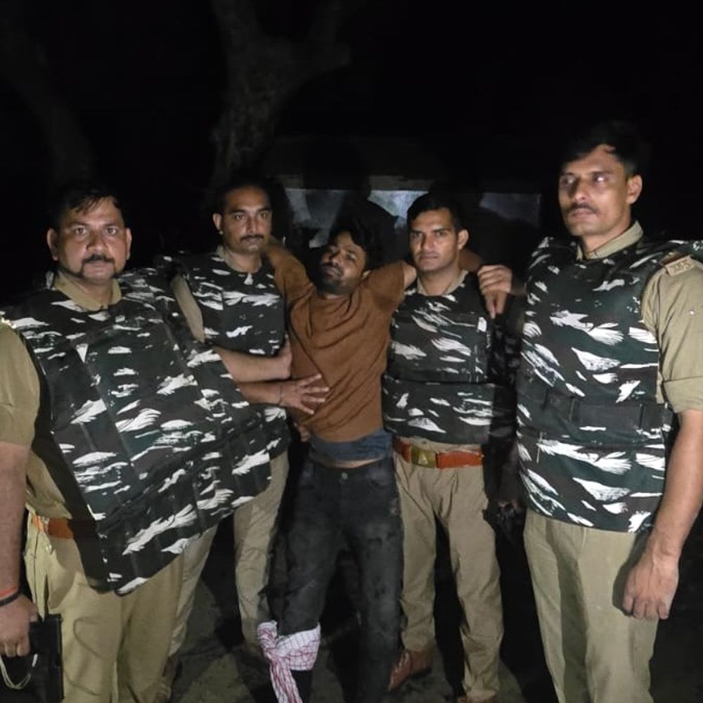बलिया में पुलिस मुठभेड़ के बाद पांच वाहन चोर गिरफ्तार:एक बदमाश को लगी गोली, 11 बाइक समेत ट्रैक्टर-ट्रॉली बरामद