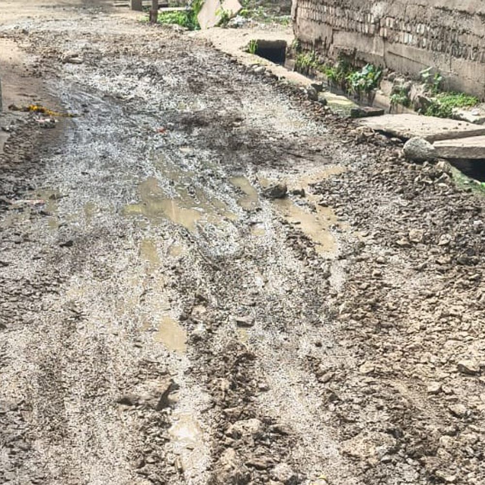 
                 सीवेज खुदाई से फूटी पाइपलाइन, हजारों लीटर पानी बर्बाद:सीहोर में ठेकेदार की लापरवाही से सड़कें दलदल बनीं, कीचड़-गड्ढों से मुश्किलें बढ़ीं 
            